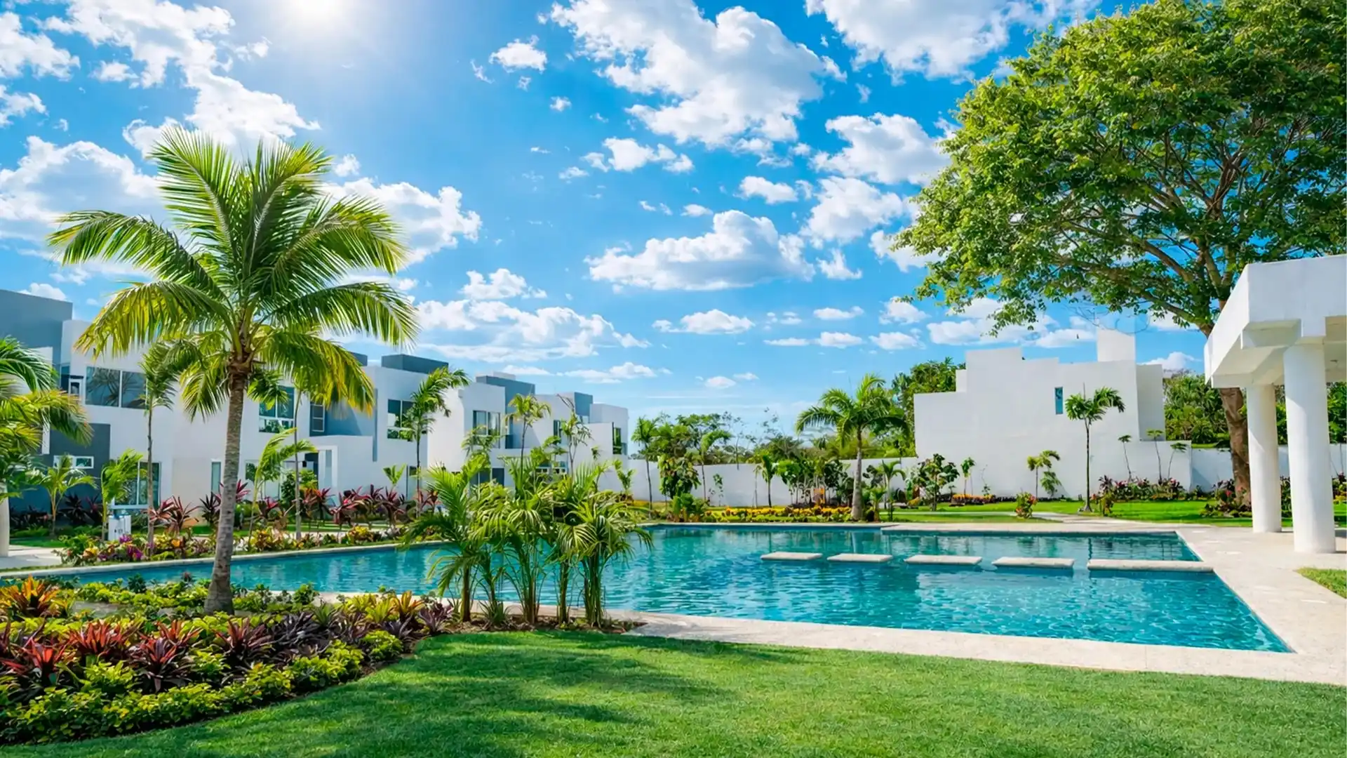 Casas en venta en Zafiro Residencial: alberca con palmeras y jardín frente a los edificios y las casas, en San Vicente, Bahía de Banderas