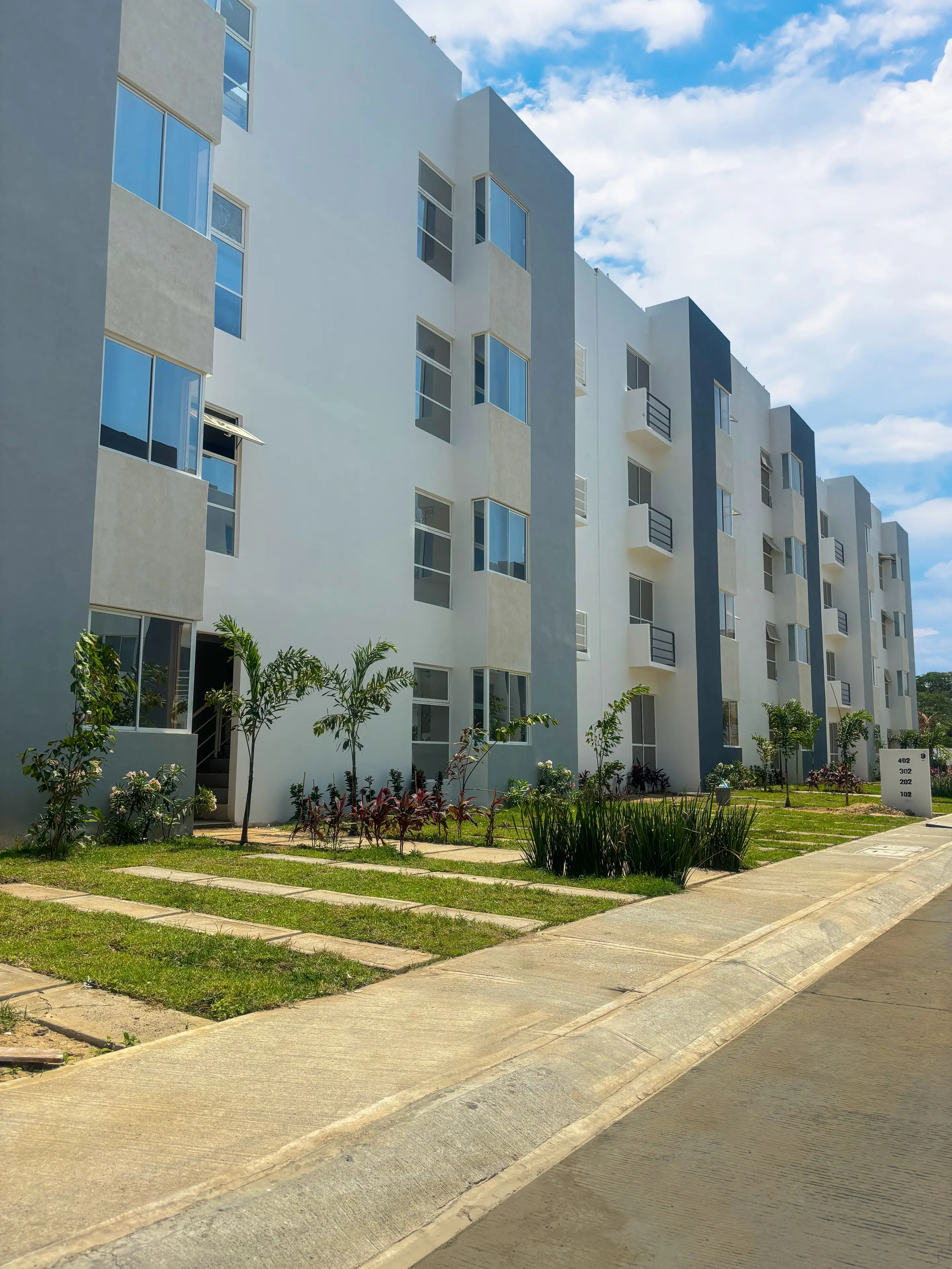 Departamentos en venta en Zafiro Residencial: edificios con jardín al frente