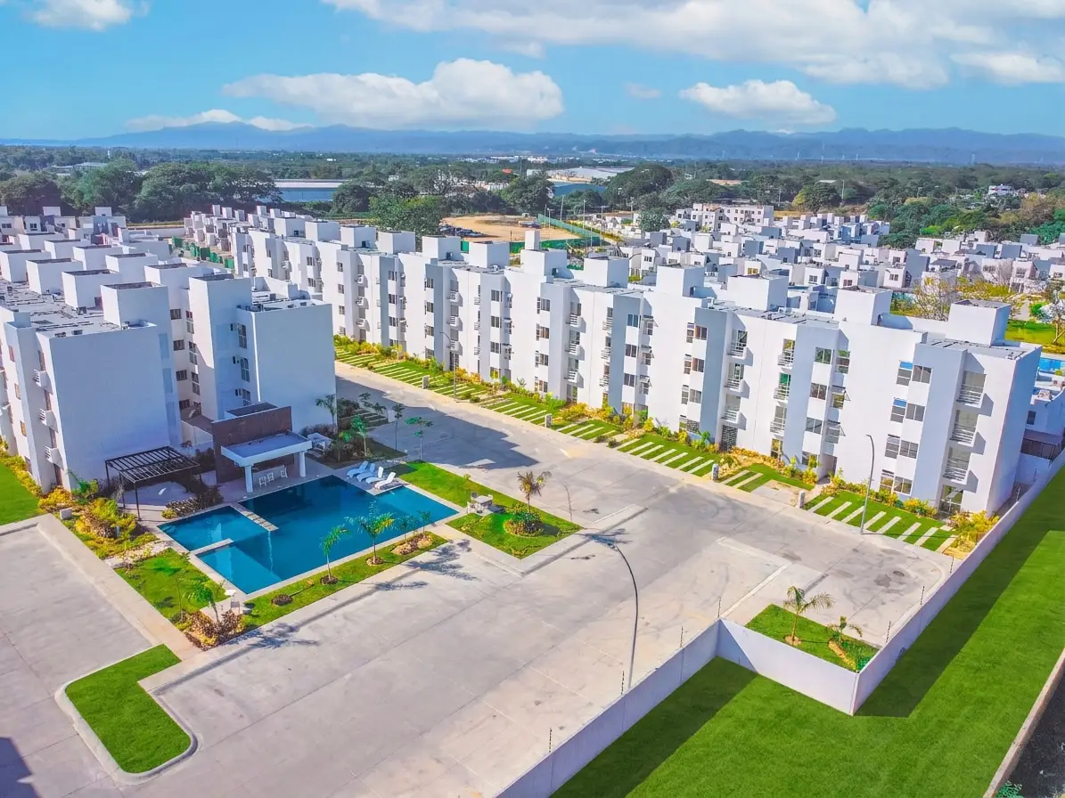 Vista aérea de Zafiro Residencial, con su alberca y la sierra al fondo