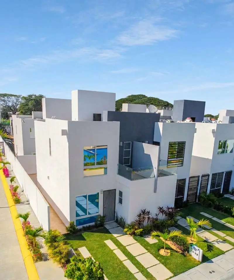 Casa de dos plantas en esquina, vista desde el aire