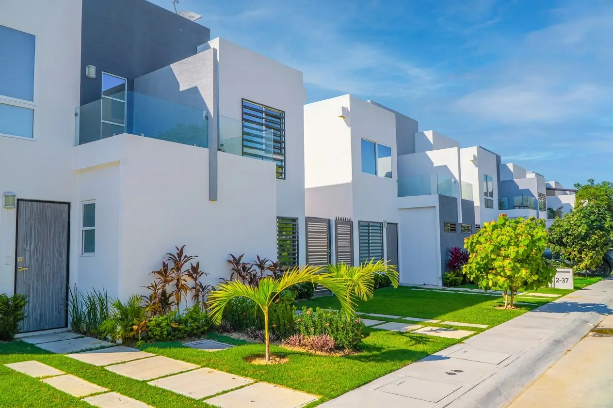 Casas en venta de dos plantas con jardín al frente, en una calle interior de Zafiro Residencial